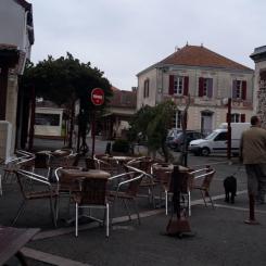 Parentis en Born malo turističko mesto, u oktobru prilično pusto. Često i iznenada pada kiša.